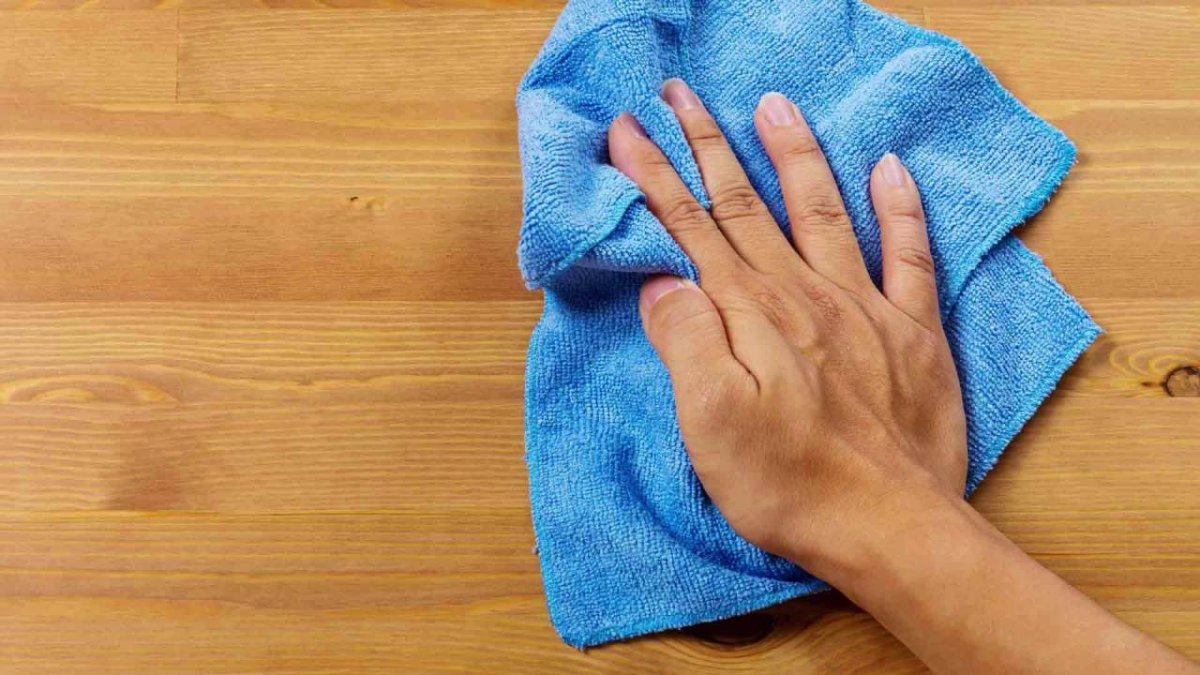 Рука с тряпочкой