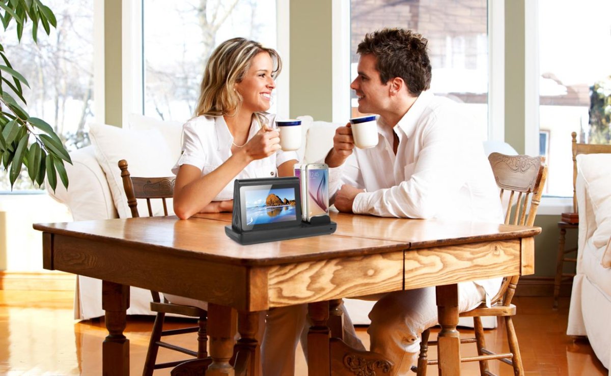 Человек сидит за столом