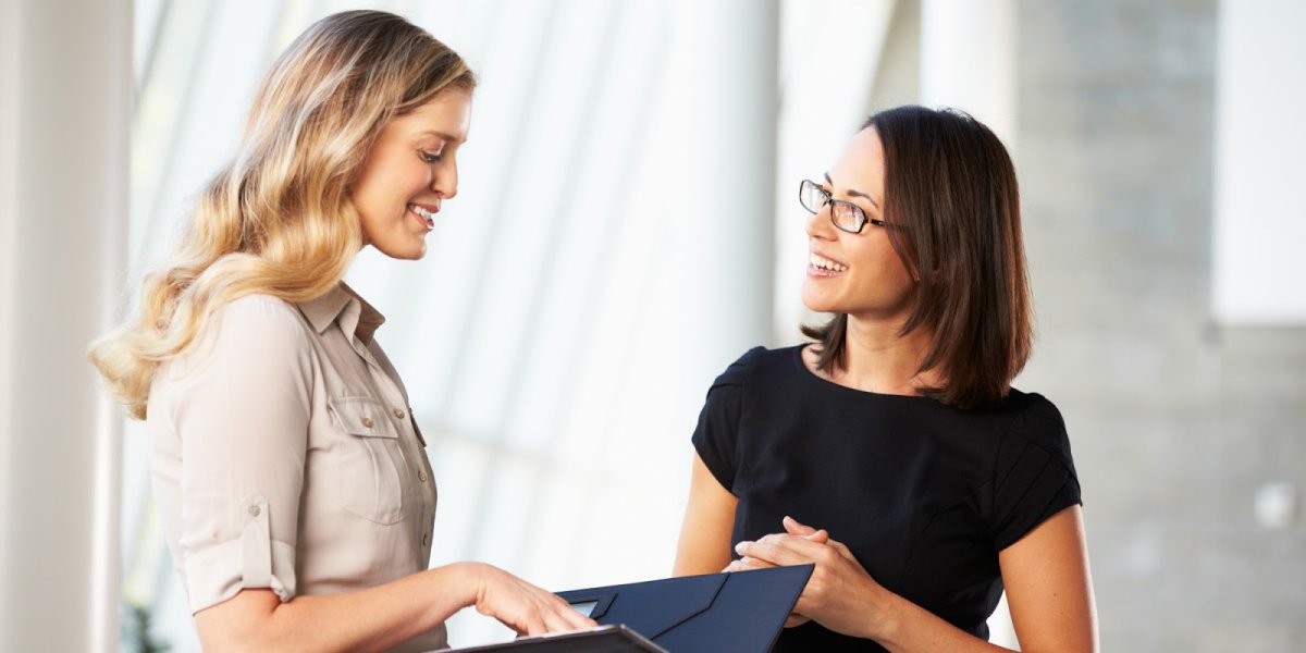 Люди общаются в офисе