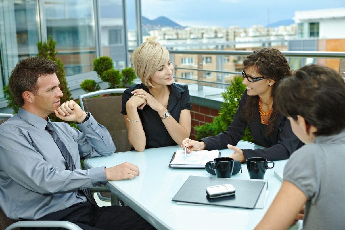 Человек сидит в офисе