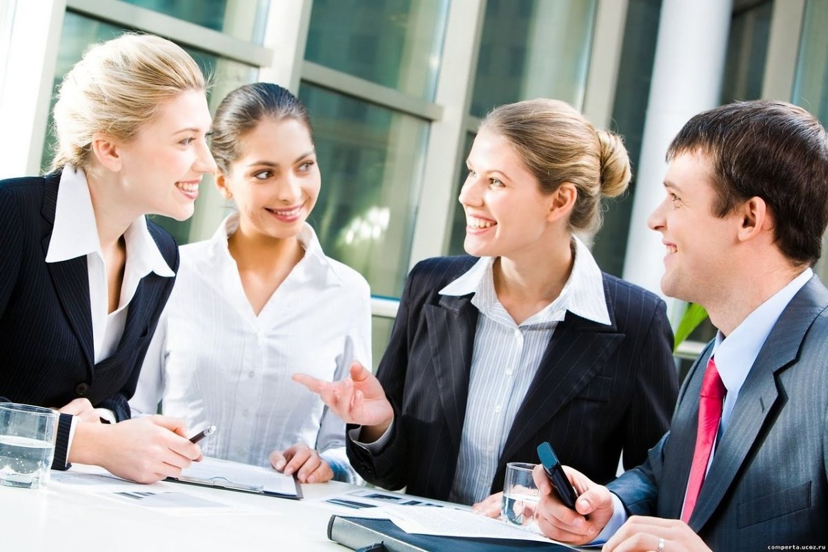 Успешная женщина с коллегами