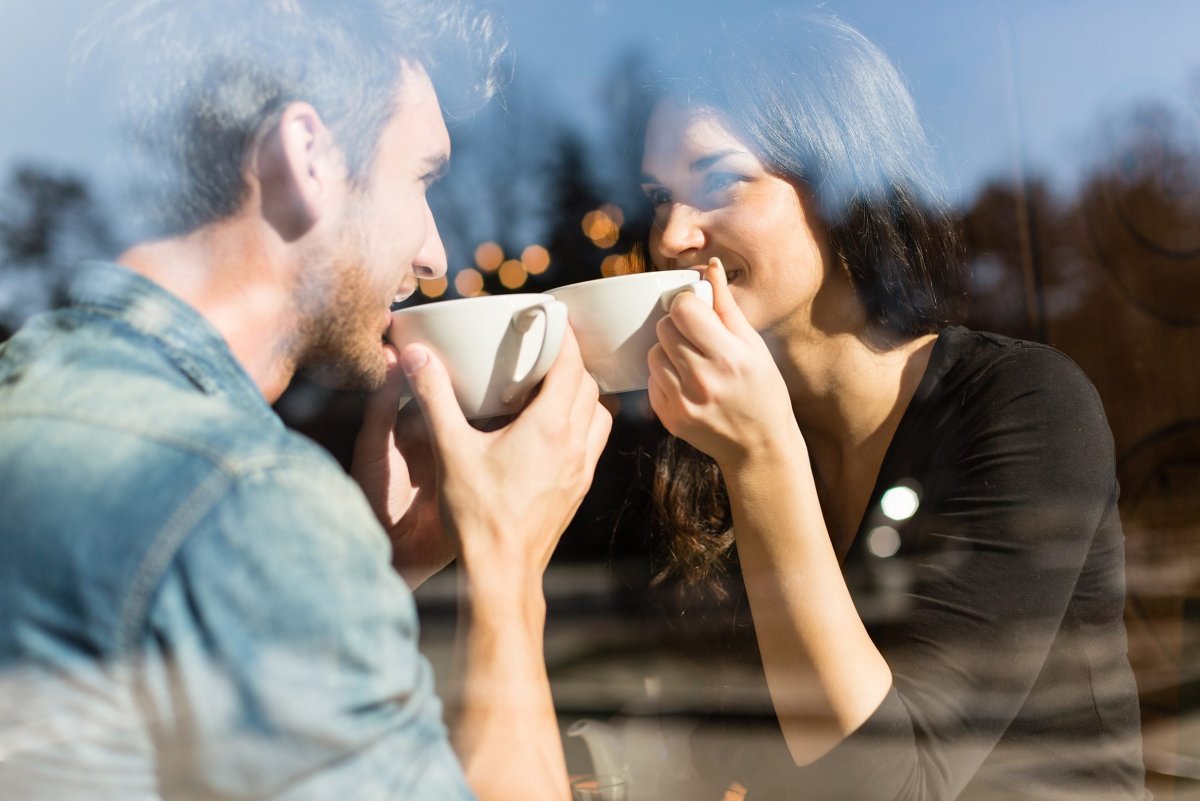 Мужчина и женщина пьют чай