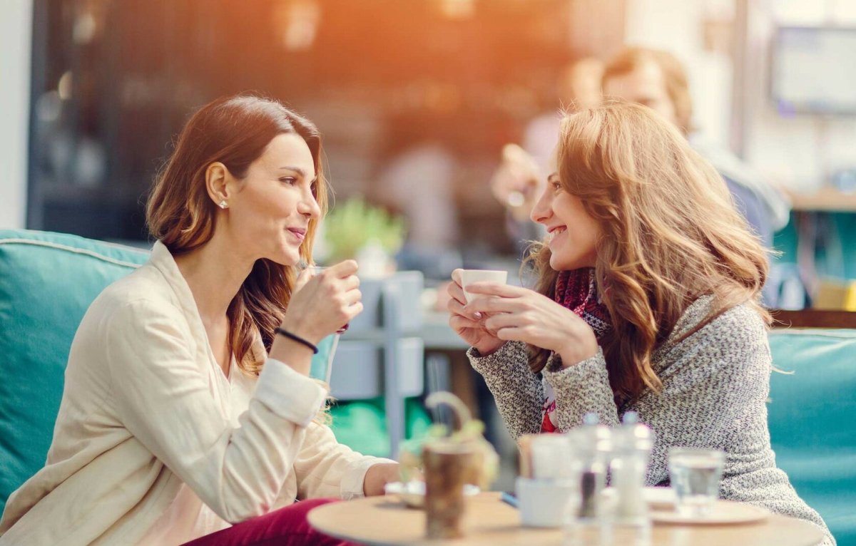 Две подруги в кафе