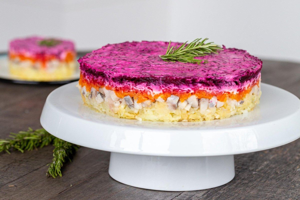 Салаты «Оливье», «сельдь под шубой», «Мимоза»; Десерты;