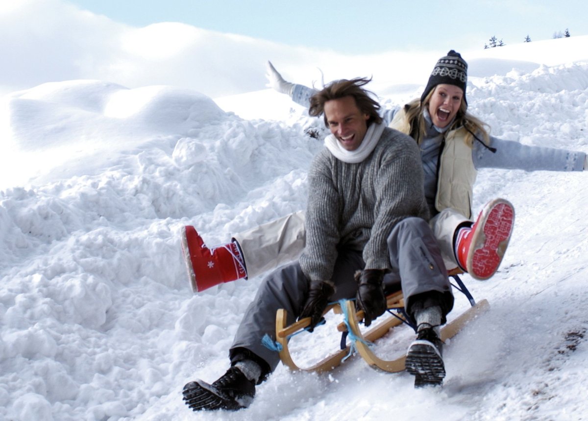 Советские дети катаются на санках