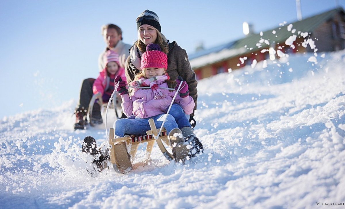 Девочка на санках зимой
