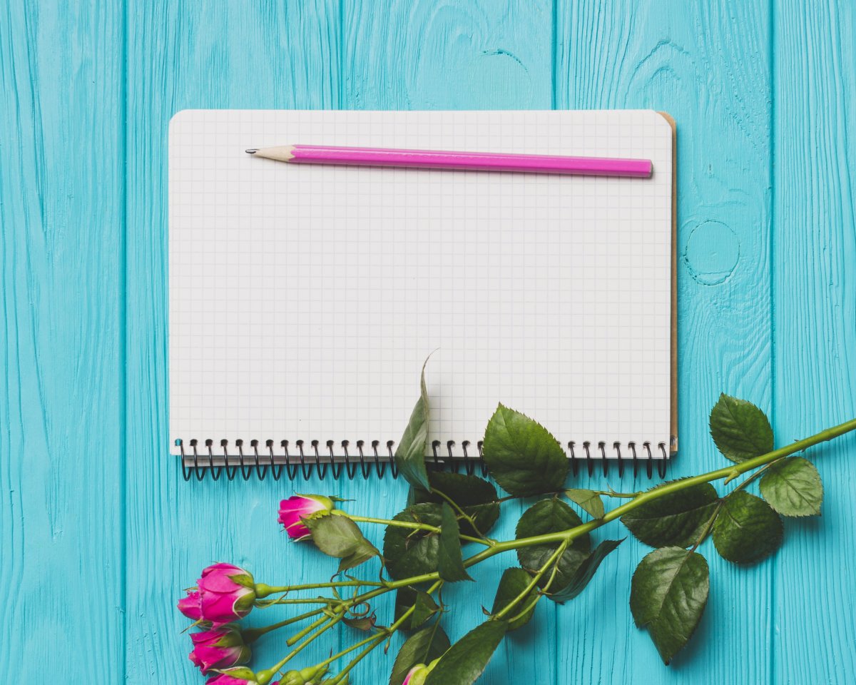 Блокнот на столе