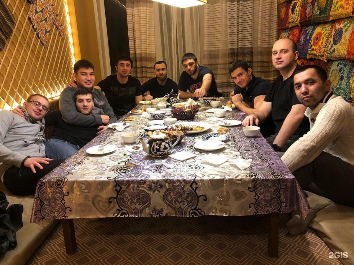 Мужики в чайхане