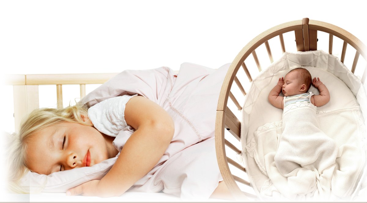Малыш спит в кроватке