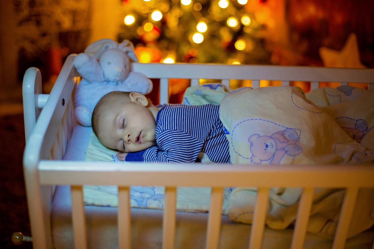 Спящий ребенок в кроватке ночью