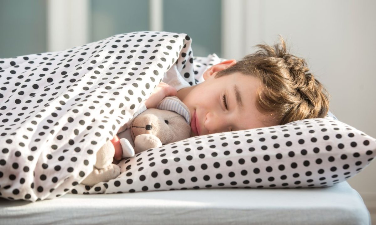 Ребенок спит с мишкой