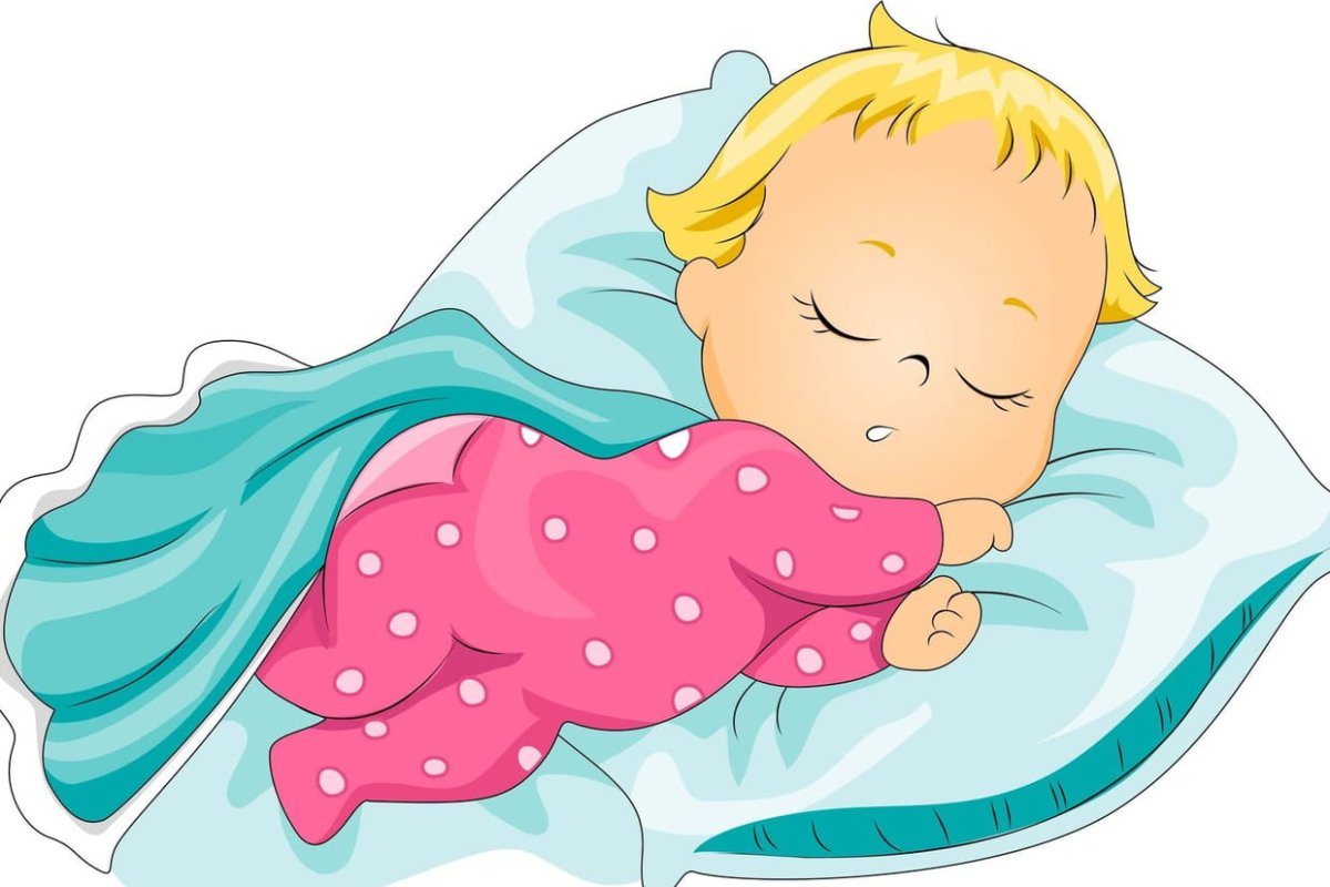 Спящий ребенок на кровати