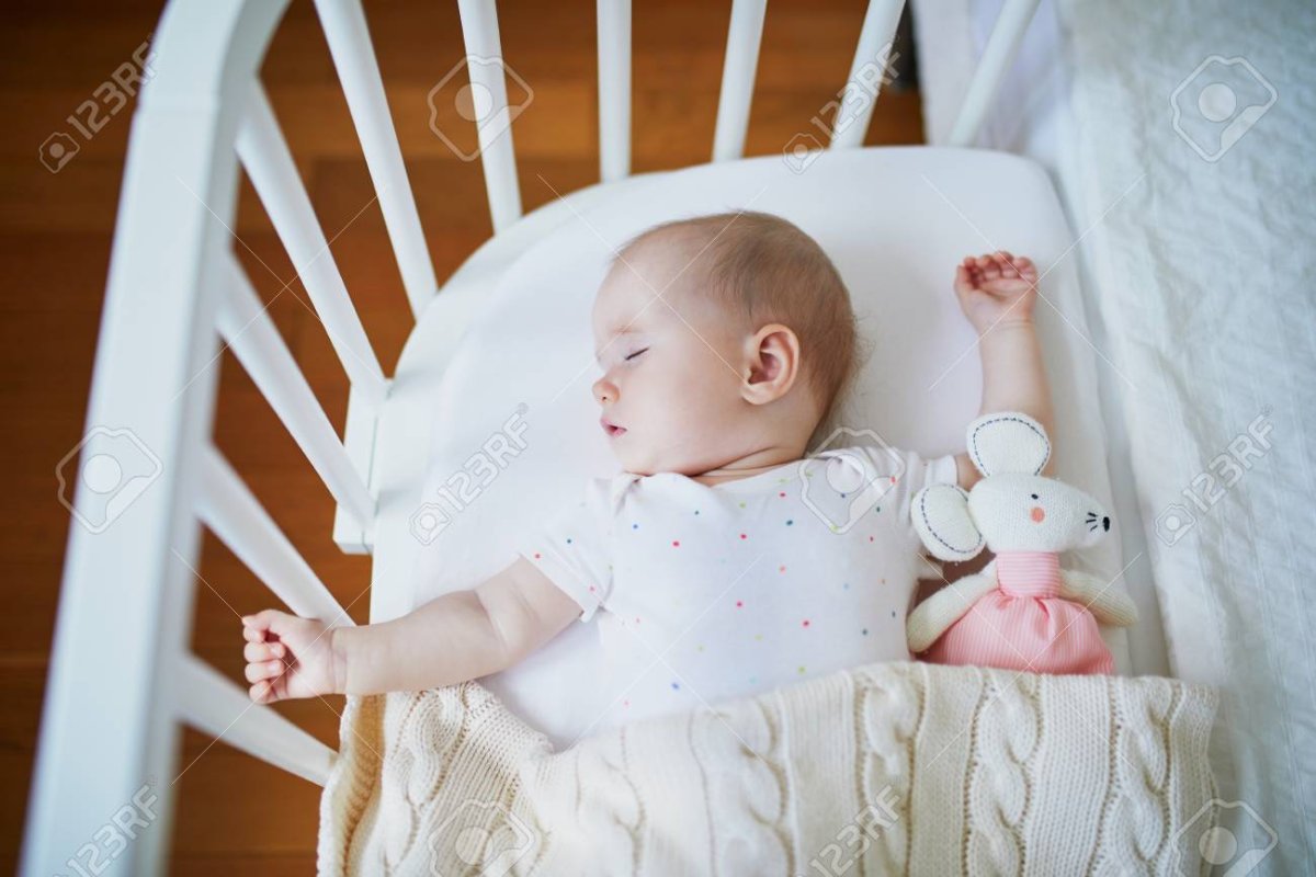 Медвежонок спит в кроватке