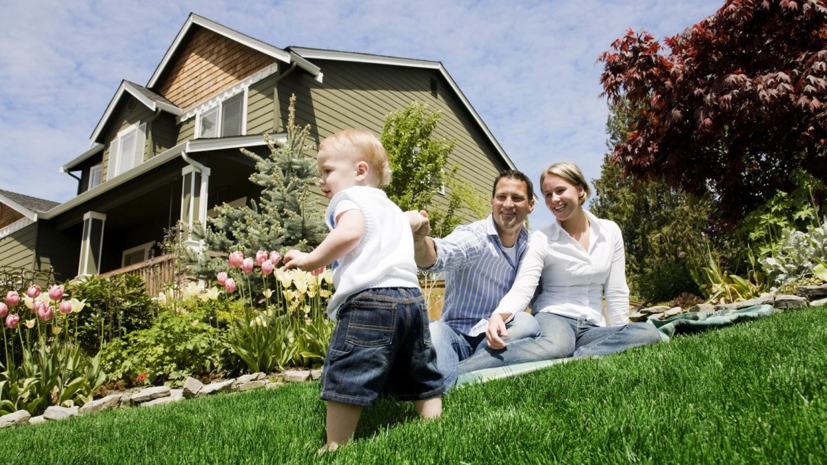 Семья в загородном доме