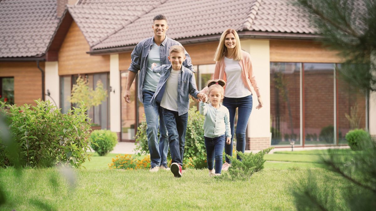 Семья в красивом доме