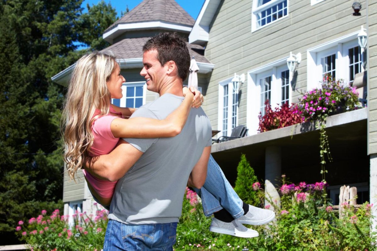 Пара возле дома