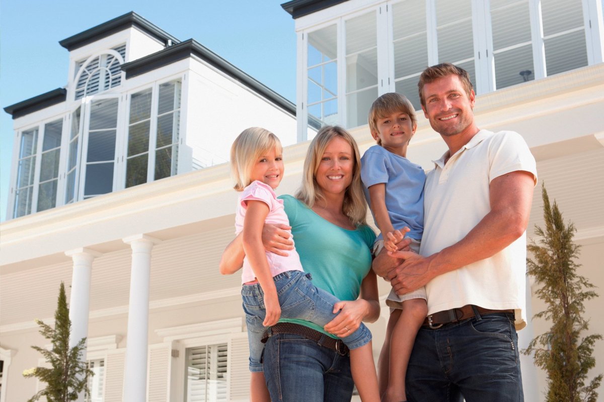 Семья на фоне красивого дома