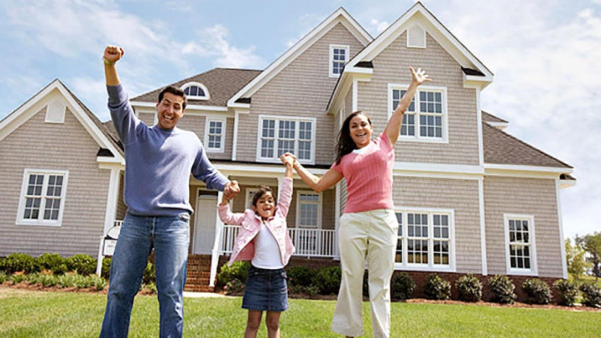 Счастливая семья в красивом доме