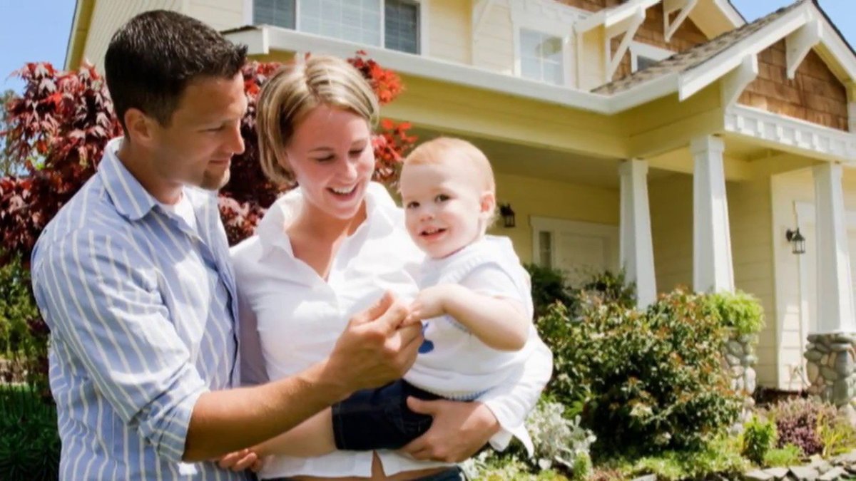 Молодая семья дом машина