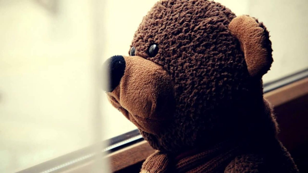 Грустный плюшевый медведь