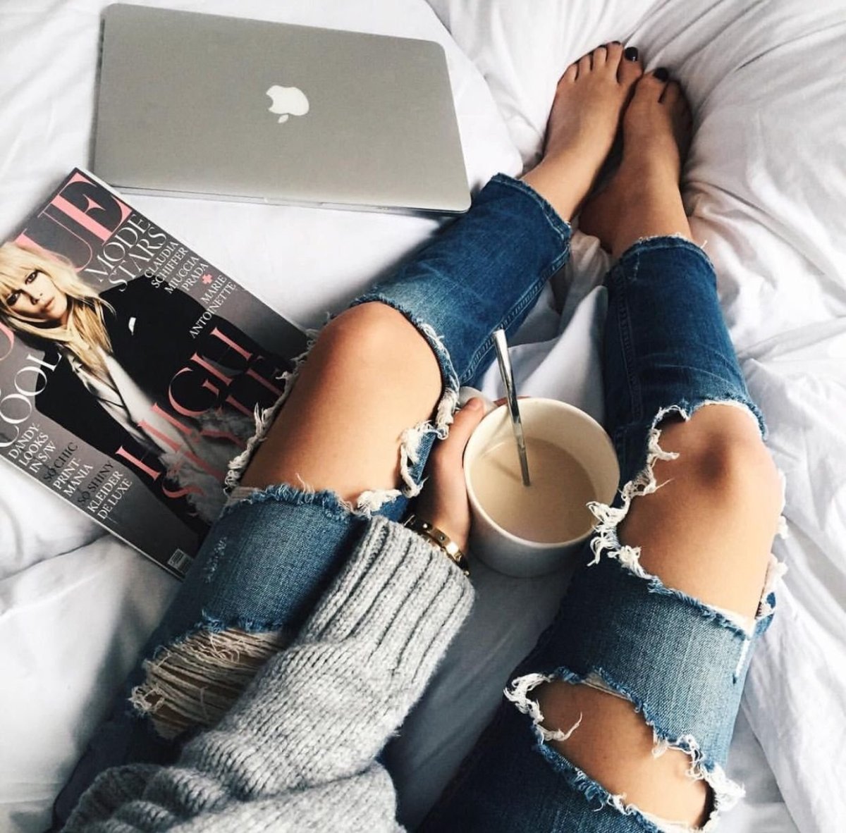 Девушка в рваных джинсах