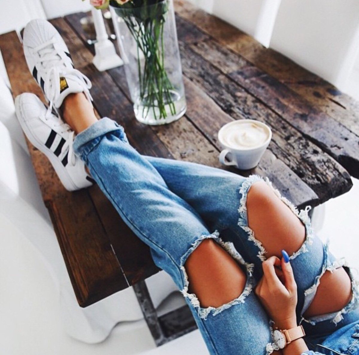 Ноги в рваных джинсах