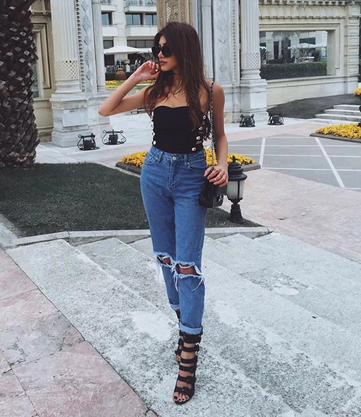 Стильные девушки брюнетки в джинсах