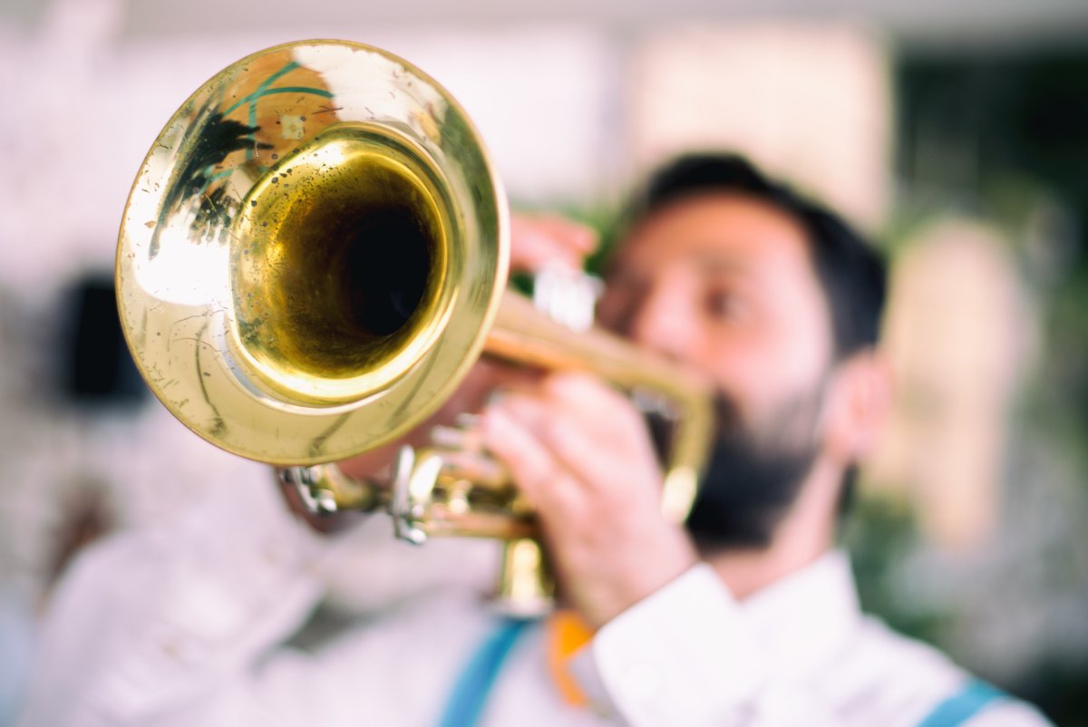 Трубач трубит в трубу