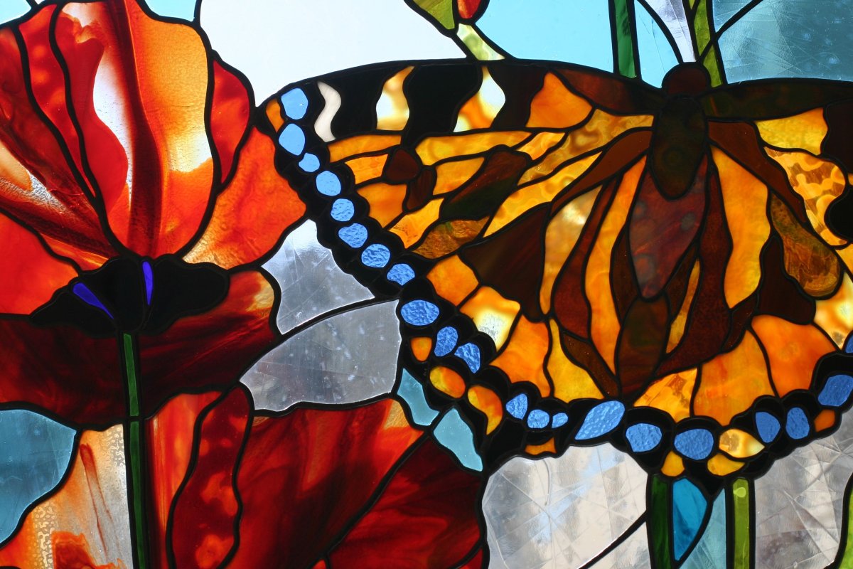 Витраж с бабочками и цветами
