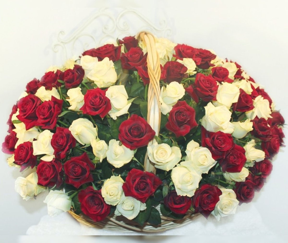 Шикарная корзина роз