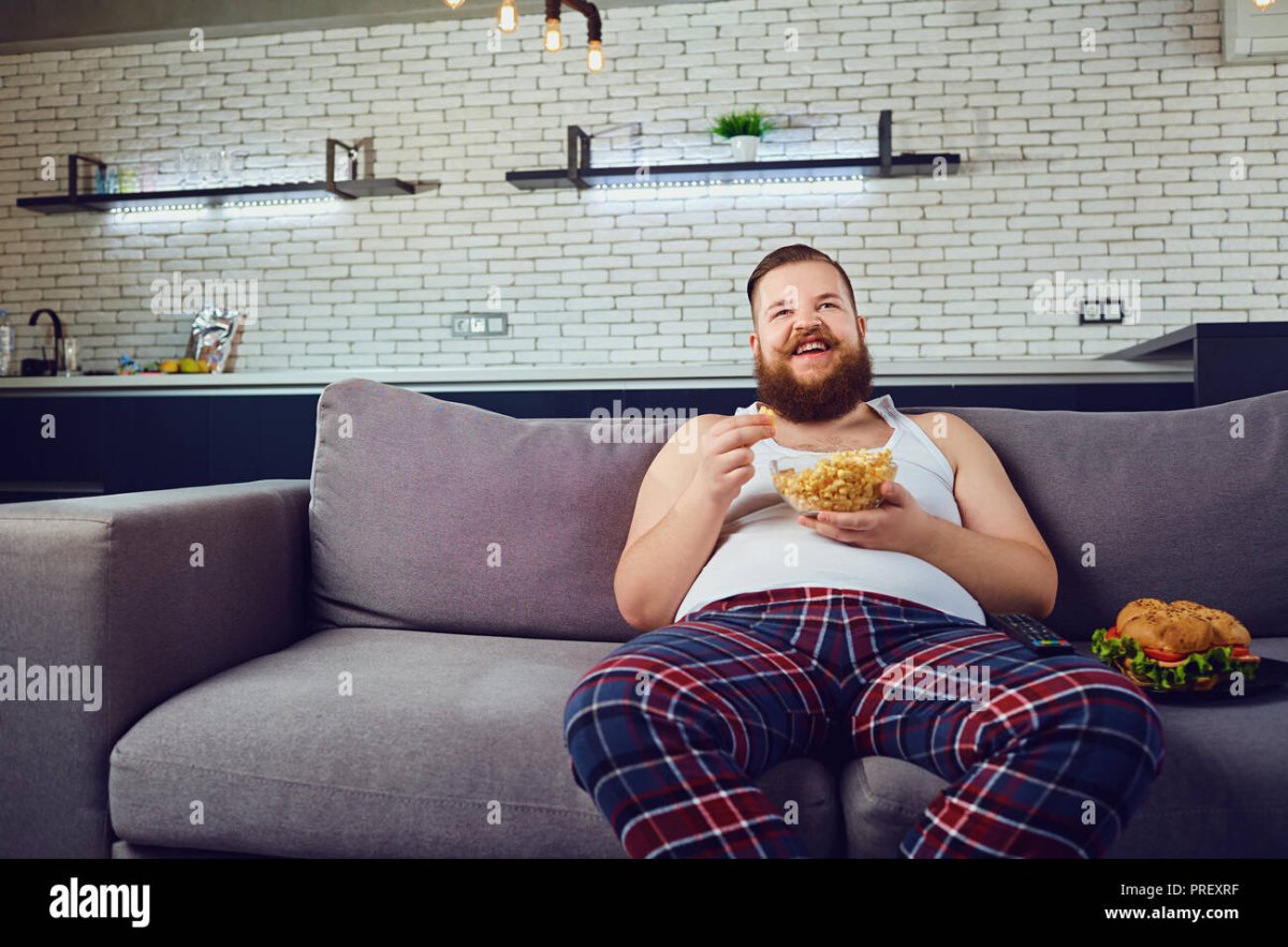 Жирный человек на диване