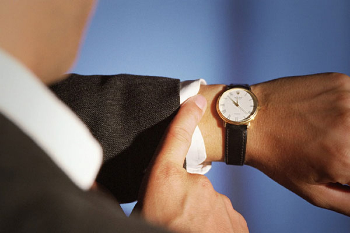 Мужик показывает на часы