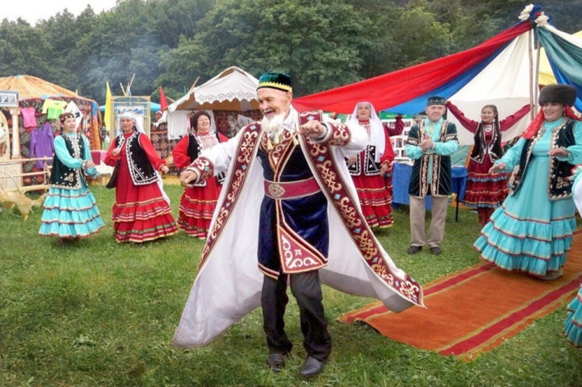 Мальчик и девочка в башкирской национальной одежде