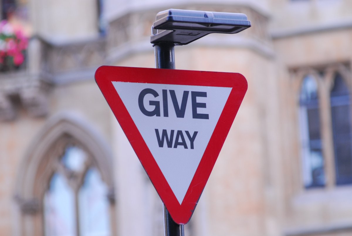 Дорожный знак "Уступи дорогу"