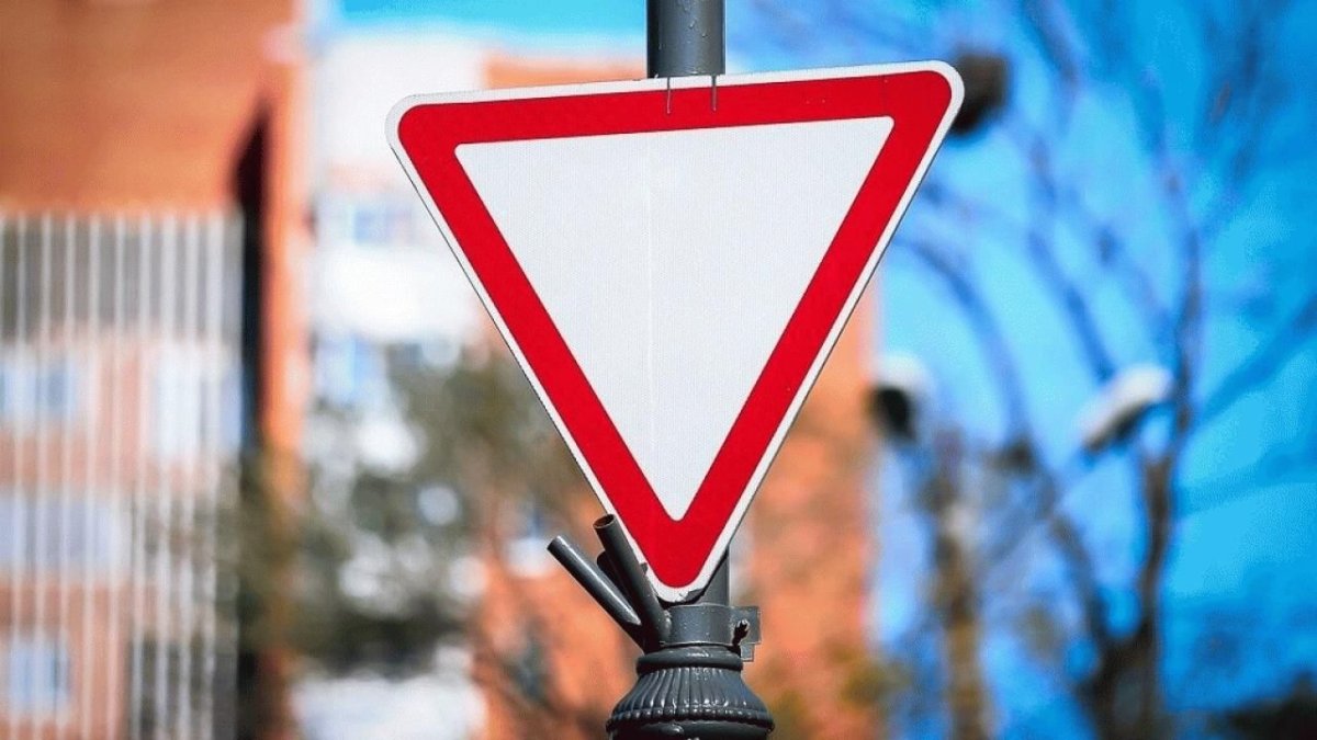 Дорожный знак "Уступи дорогу"