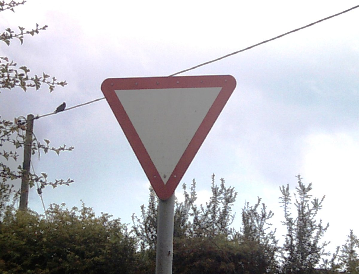 Знак Уступи дорогу 2.4 Узбекистан