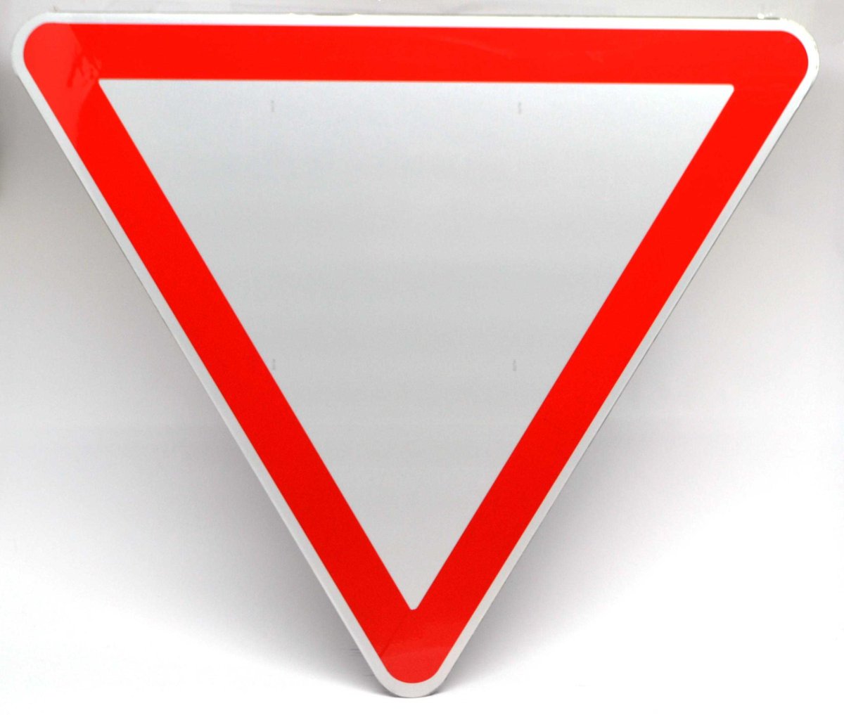 Дорожный знак "Уступи дорогу"