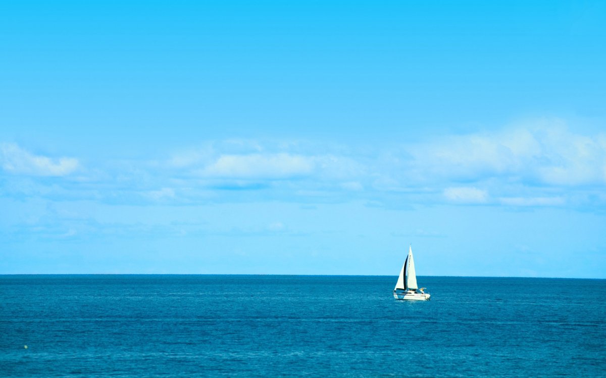 Море корабль вдали