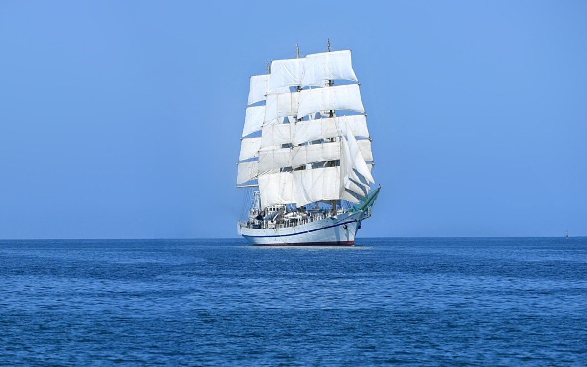 Корабль вдалеке