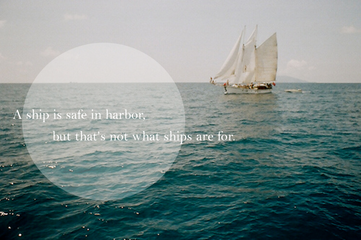 Яхта в море на закате