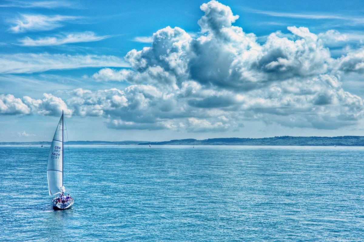 Яхта вдалеке