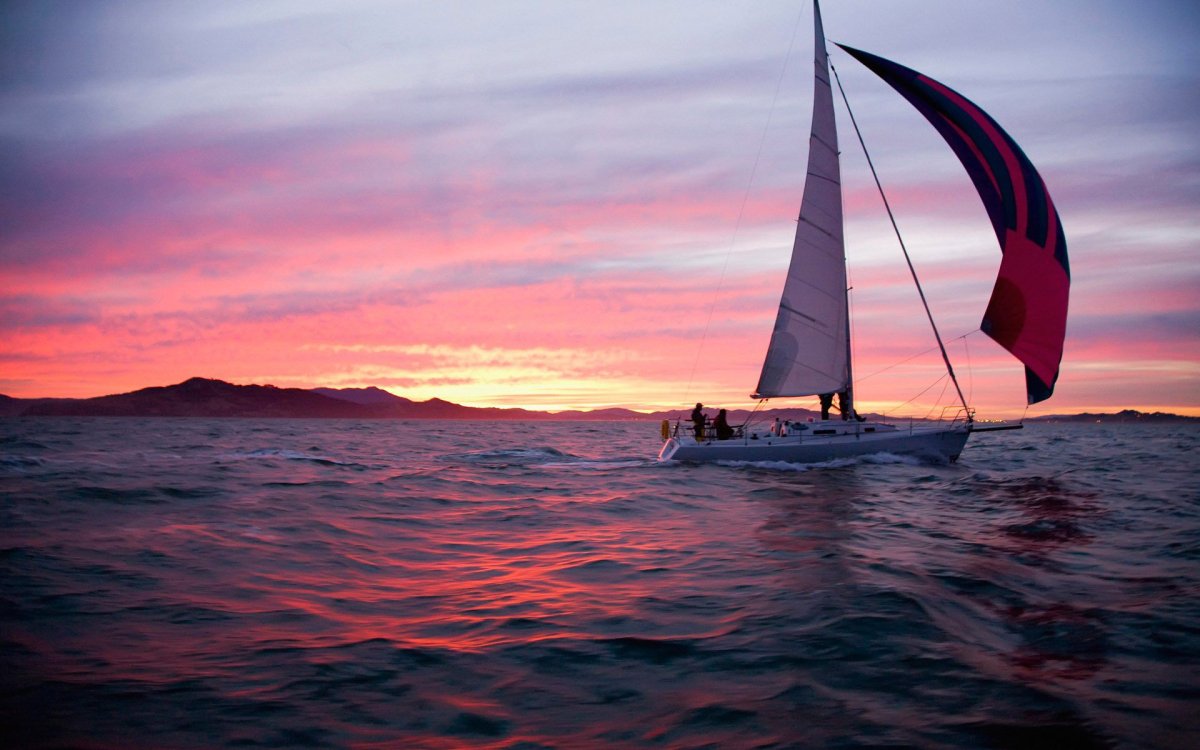 Белый Парус в море