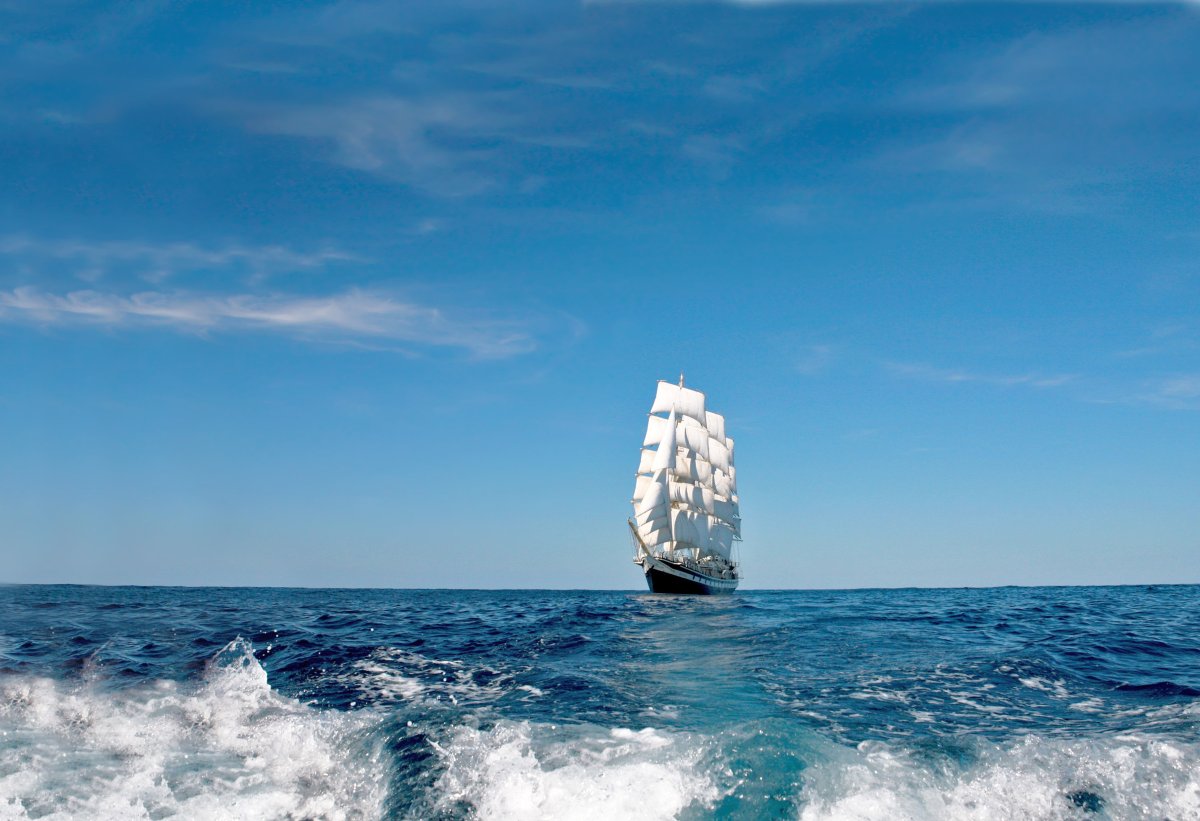 Одинокий Парус в море