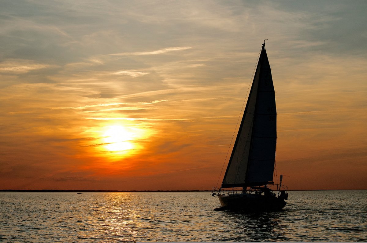 Белый парусник в море