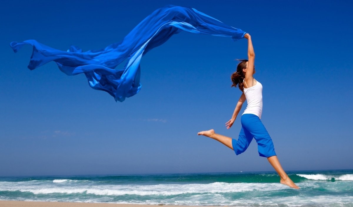 Прыжок в море девушка