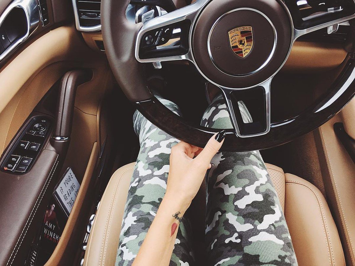 Девушка за рулем Порше Панамера