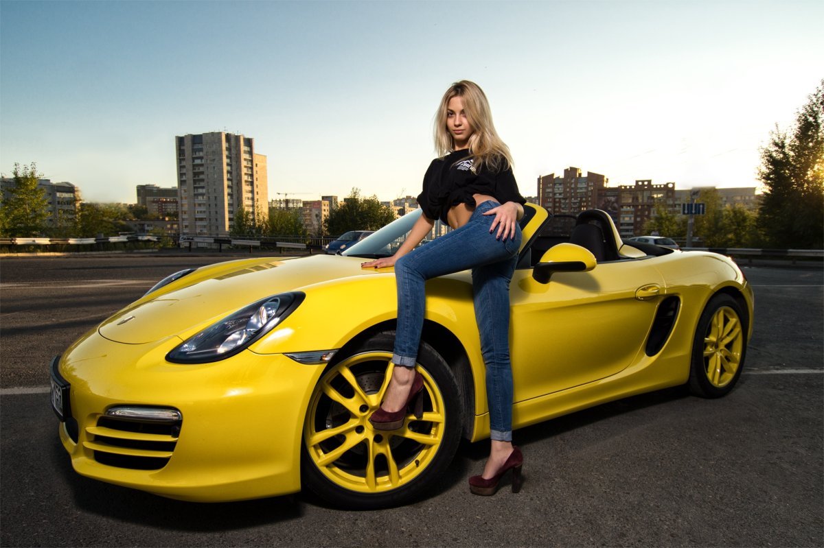 Красивые девушки рядом с машинами