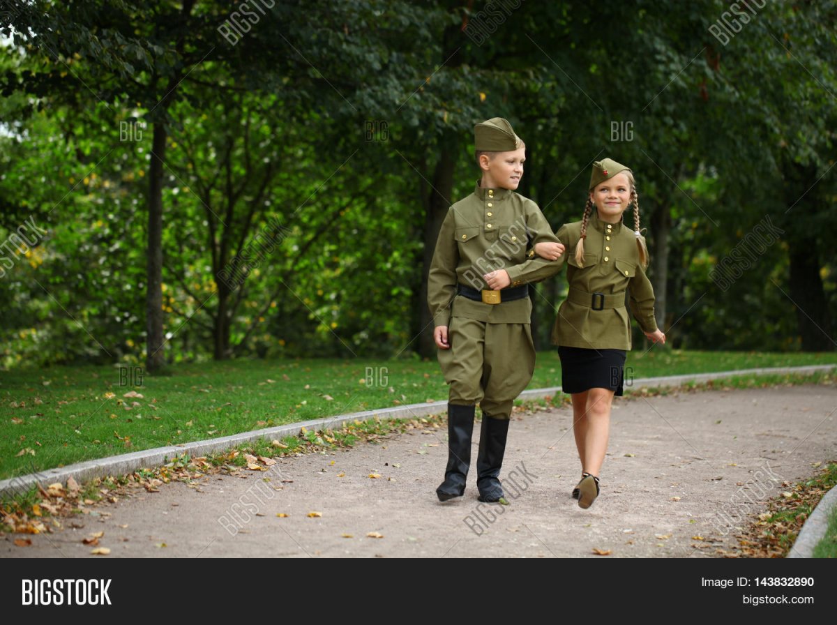 Девушка в парке военного