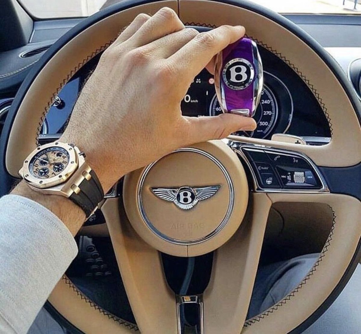 Мужская рука с часами за рулем