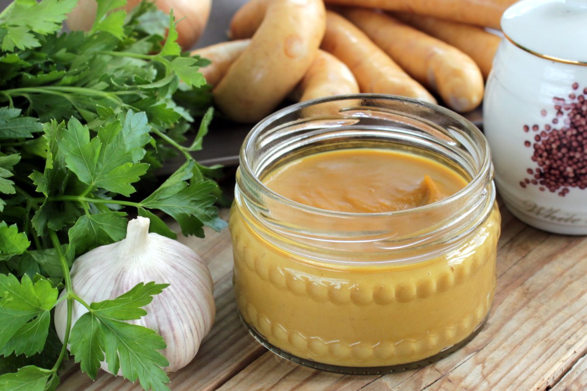 Горчица на белом фоне